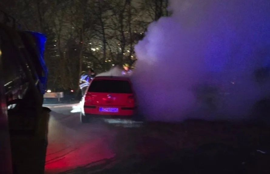 Bijelo Polje: Zapalio se automobil u pokretu, vatrogasci brzo reagovali