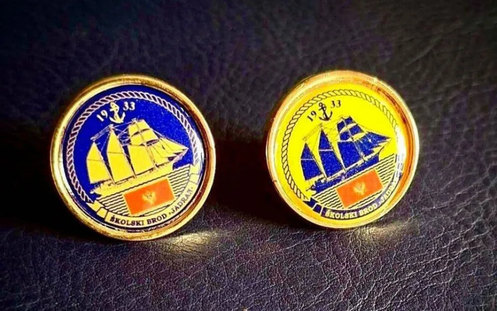 Ministarstvo odbrane i Vojska Crne Gore izradili novu seriju znački za posadu školskog broda “Jadran”